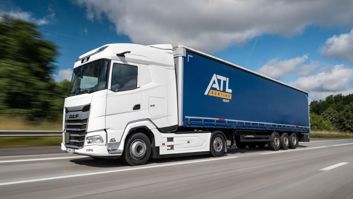 01 atl renting receives its 2000th daf truck