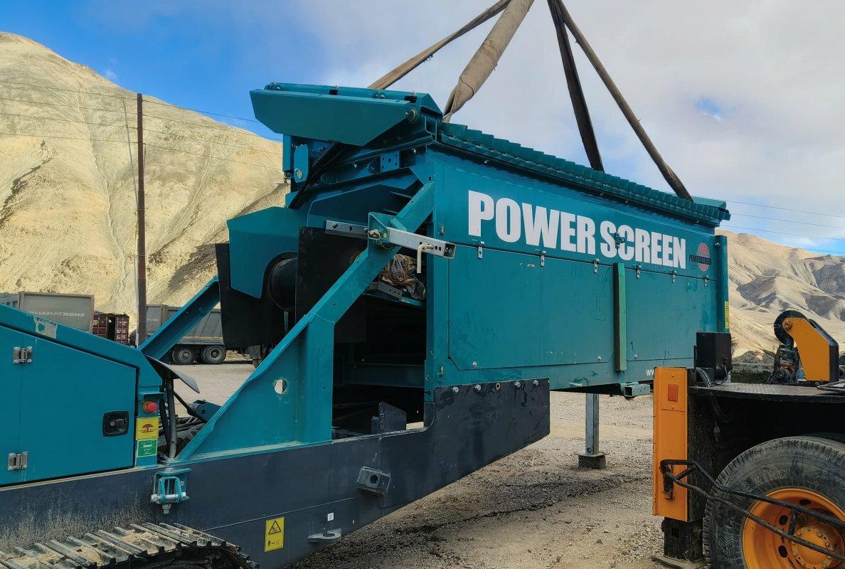 1 powerscreen equipment being reassembled ladakh northern india b9d