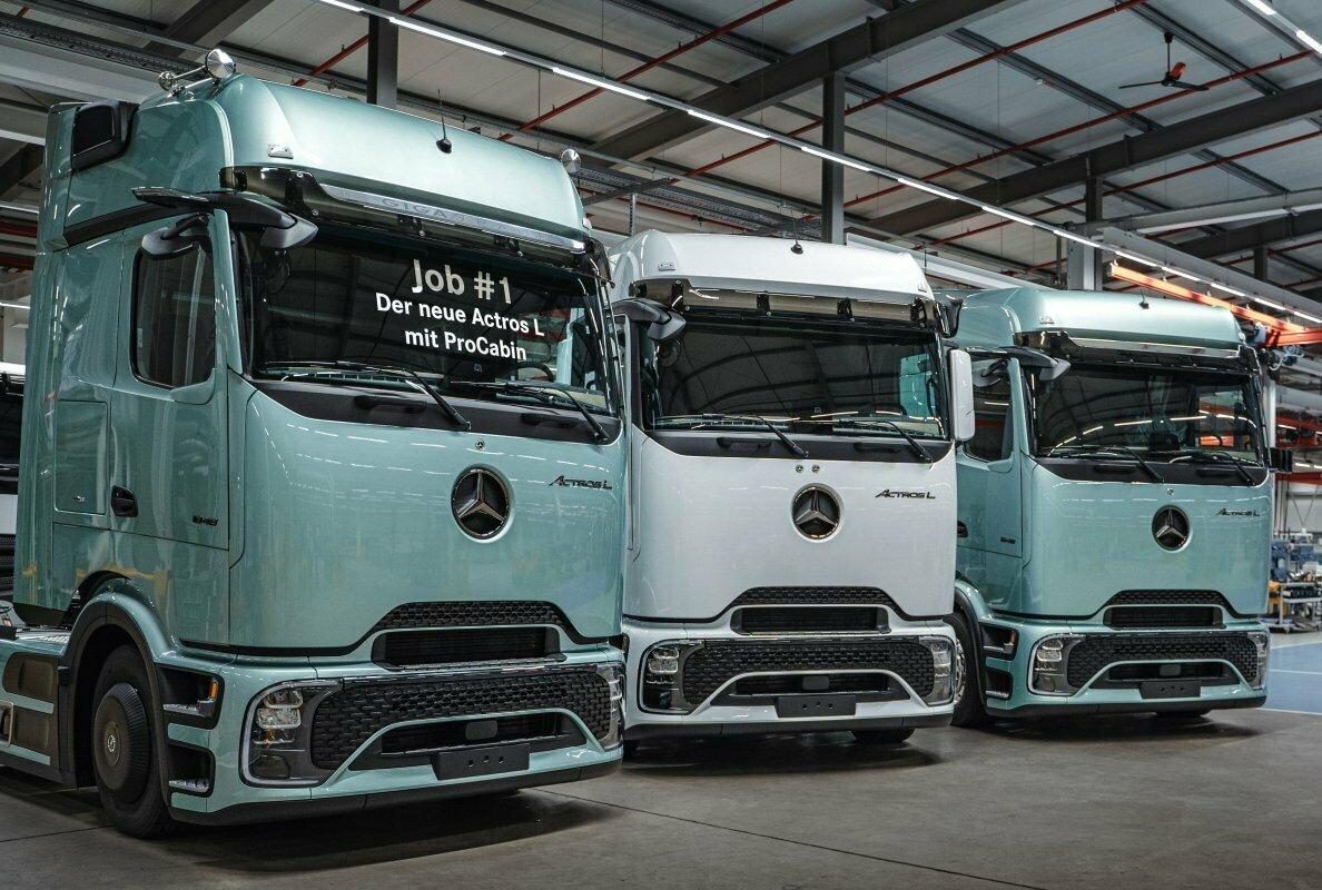 DAIMLER-The new Actros L: first vehicle rolls off the production line at the Mercedes-Benz plant in Wörth