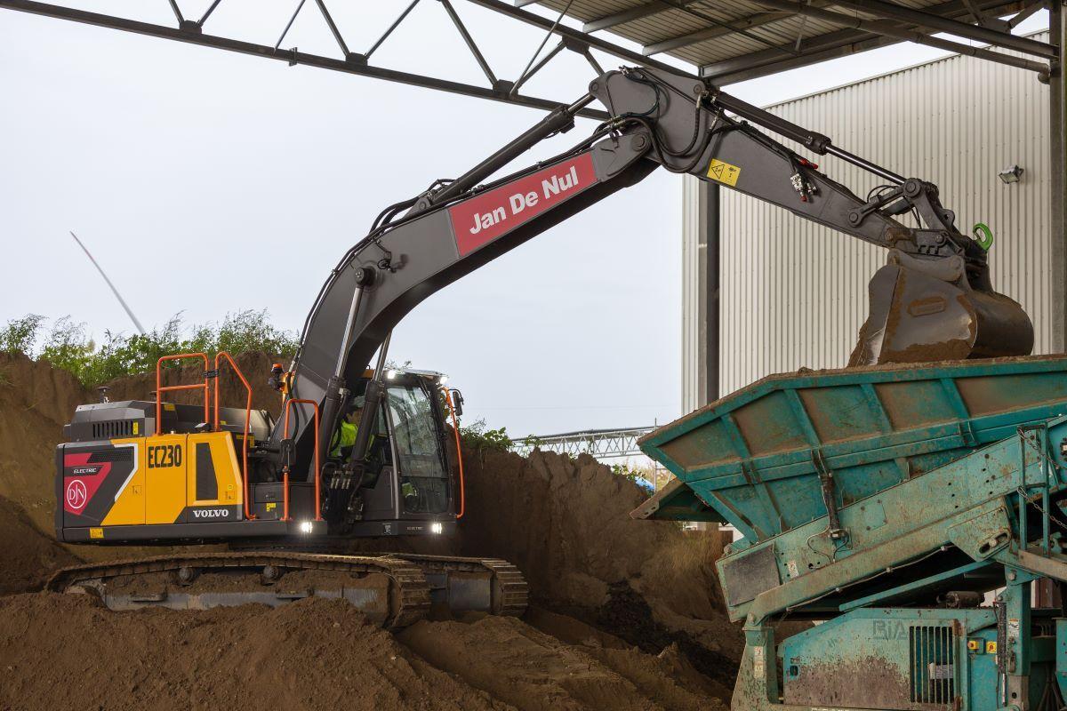 VOLVO smt-JAN DE NUL FOCUSES ON ELECTRIFICATION AND TESTS A VOLVO ELECTRIC HYDRAULIC EXCAVATOR