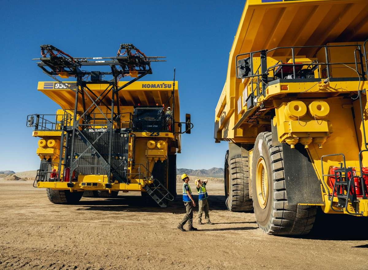 KOMATSU-F1 Drivers take Giant Komatsu Mining Machines for a Spin