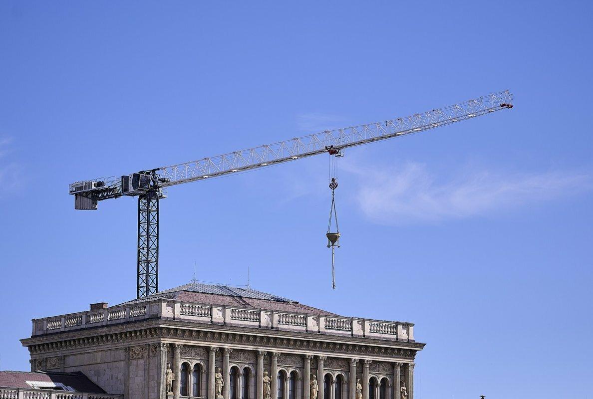 Lead new raimondi t187 flat top tower crane deployed for major hungarian historic building renovation 1 0f9