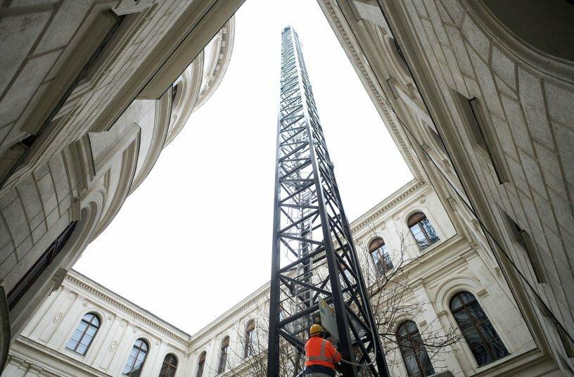 New raimondi t187 flat top tower crane deployed for major hungarian historic building renovation 8a6