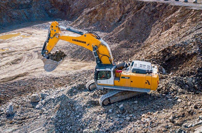 LIEBHERR-The Liebherr R 992 crawler excavator: high performance and low emissions at CMSE